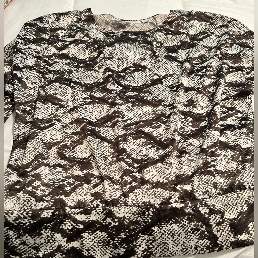 Chicos snakeskin print dolman sleeve top with banded bottom. Size 3